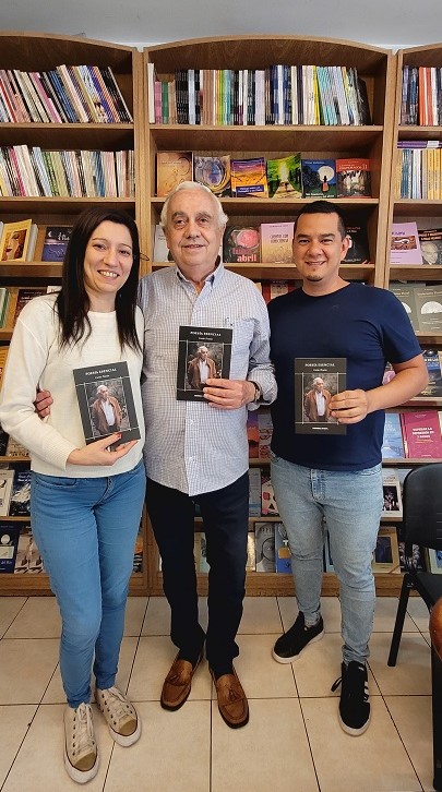 El poeta con Yanina Brenta, coordinadora de la edición, y Sebastián Dávalos, responsable de Prensa de Dunken.