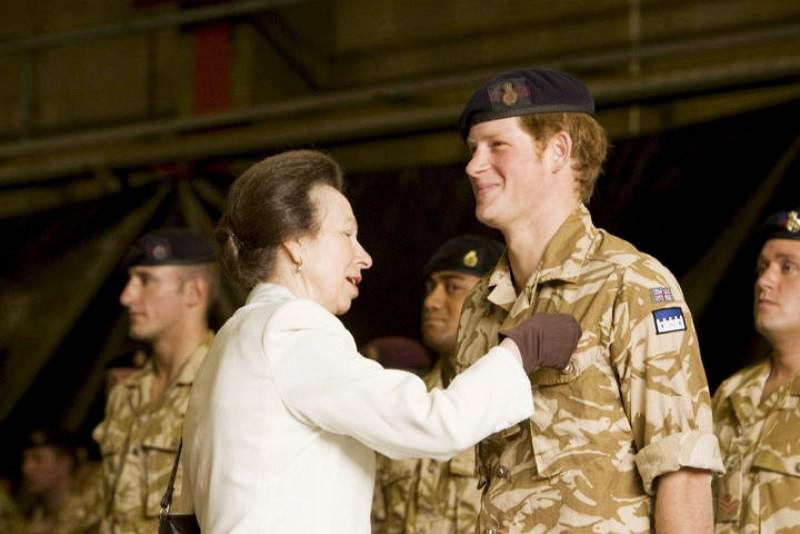 Harry el Bobo, condecorado por su tía por sus 'heroicidades' en Afganistán. BUCKINGHAM PALACE