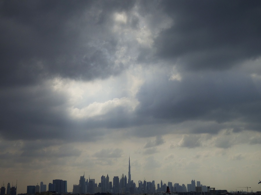 La lluvia desencadena múltiples procesos químicos en la tierra. Dubái. J.M. PAGADOR