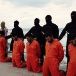 Yihadistas en una ejecución masiva de cristianos coptos.