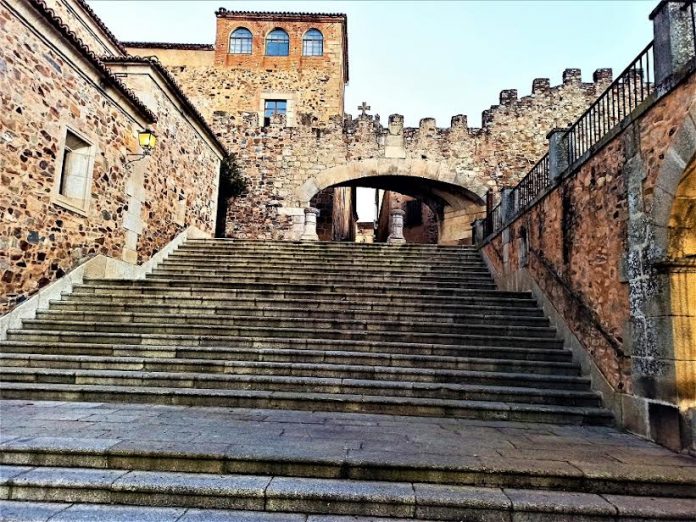 Entrada principal a la ciudad medieval de Cáceres. Arco de la Estrella. Alejo Hernández