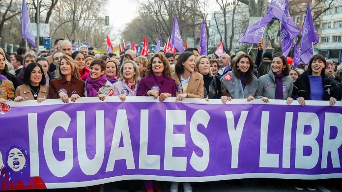 El 8M ha mostrado la división de la izquierda. En la imagen, las ministras del PSOE en la manifestación del 8M. RTVE