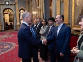 El presidente del Senado, Ander Gil, saluda a Juan Carlos Casco.