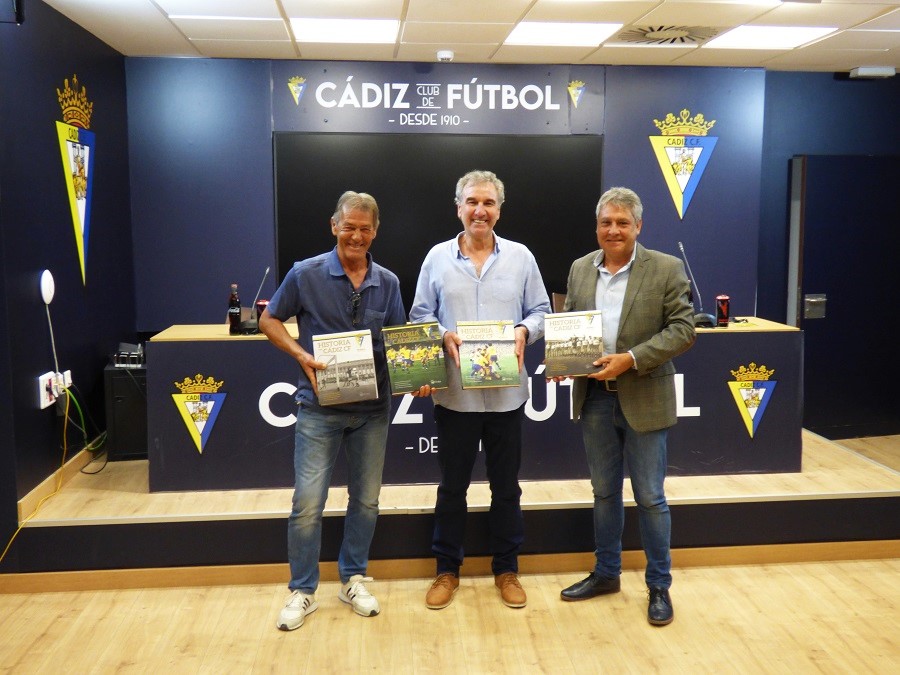 José Mata y Pepe Mejías, obsequiaron a Generelo con la Historia del Cádiz en nombre del club. J.M. PAGADOR