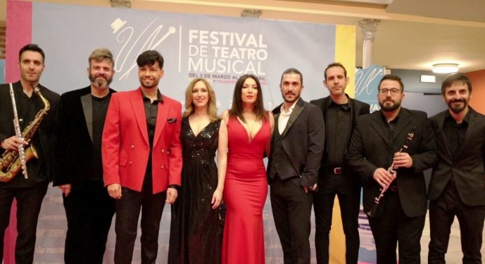 Los cantantes y músicos de la gala del festival.