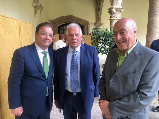 Borrell, con el presidente Vara y el autor del artículo, en el reciente encuentro de Yuste. CEDIDA