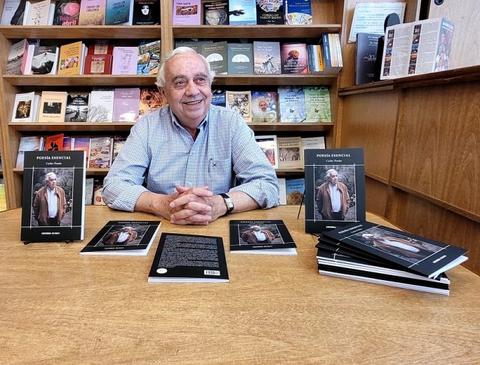 Carlos Penelas con su último libro recientemente publicado.