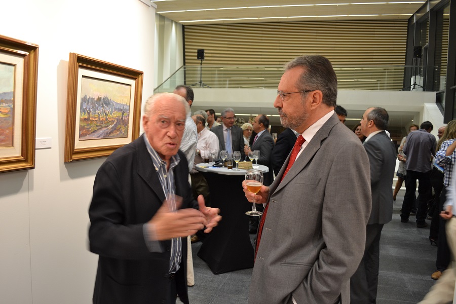 El periodista con el gran pintor Pedraja en una exposición de este en la sala donde Pagador expone ahora. ARCHIVO J.M. PAGADOR