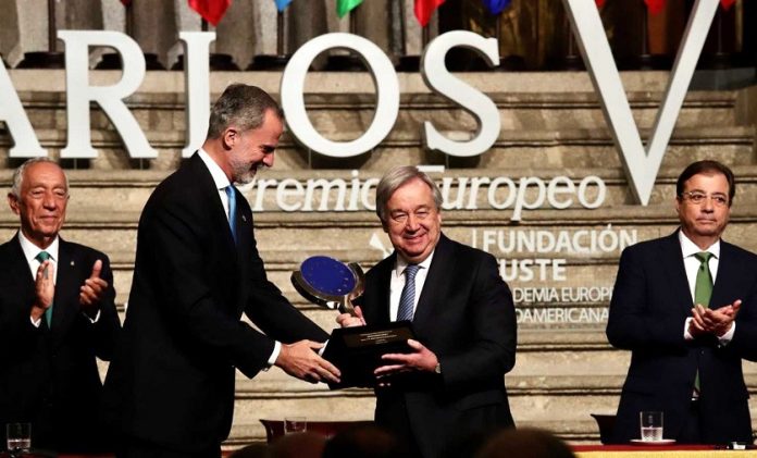 El rey entrega el galardón a Antonio Guterres, en presencia de los presidentes de Portugal y de Extremadura. RTVE