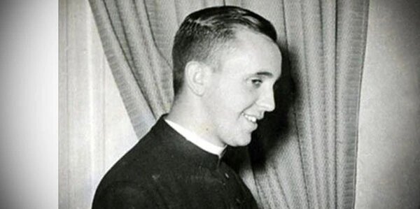Jorge Mario Bergoglio en la época de su vinculación con Guardia de Hierro.