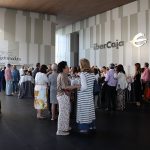 13 Vista parcial de los asistentes al cóctel ofrecido por la Fundación