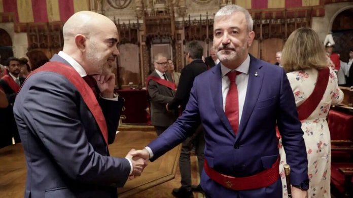 El apretón de manos entre Sirera, PP, y Collboni, PSOE, prueba que los acuerdos son posibles cuando se piensa en España. EFE