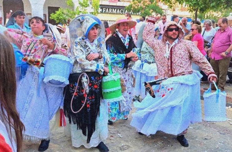 Los Caballitos lanzando los huevos rellenos de serrín.