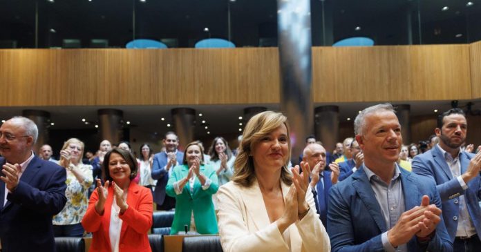 Los parlamentarios socialistas aplaudieron, sonrientes y puestos en pie, a Pedro Sánchez, de quien depende su continuidad en las listas. RTVE