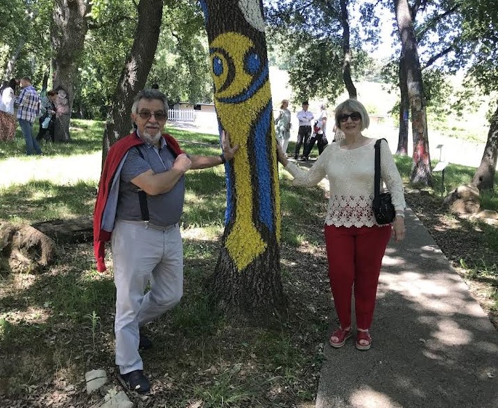 Con Ana, su esposa en La Robleda de los Sueños, ante el árbol del artista.