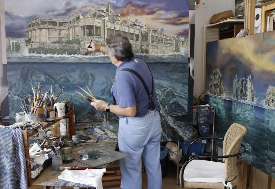 El pintor, en su estudio de Getxo, ante una de sus obras.
