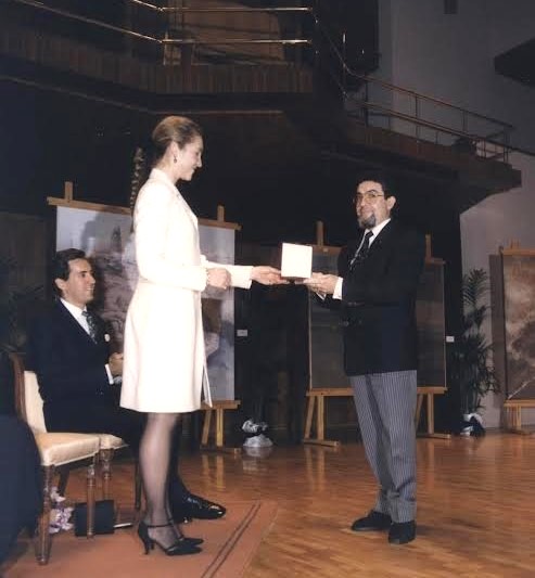 La infanta Elena le entrega la Medalla de Honor del XI Premio BMW. 1996.