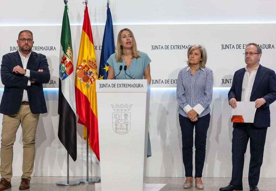 La presidenta de la Junta de Extremadura, la consejera de Cultura, el alcalde de Mérida y Jesús Cimarro, presentando el balance del festival.