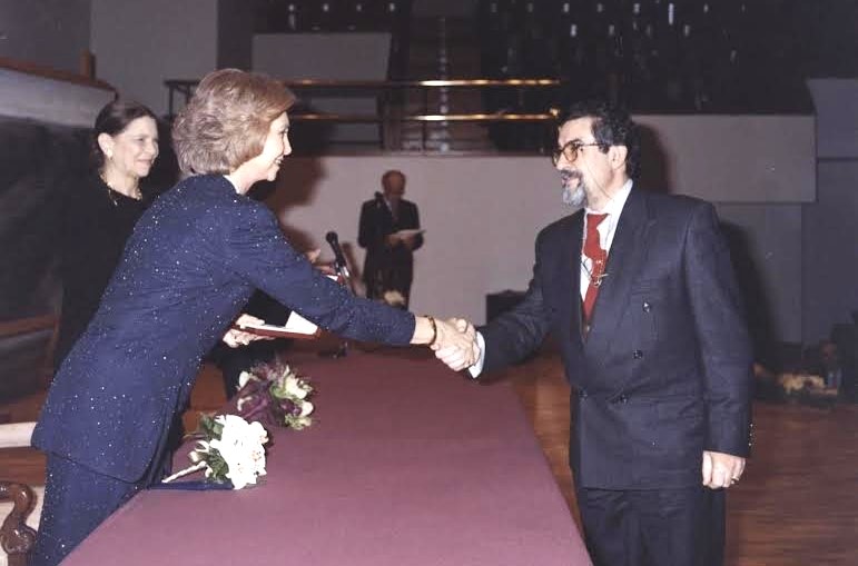 La reina Sofía le entrega la Medalla de Honor del XV Premio BMW de Pintura. 2000.
