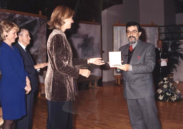 Recibiendo la Medalla de Honor del XIII Premio BMW de Pintura, de manos de la infanta Cristina. 1998