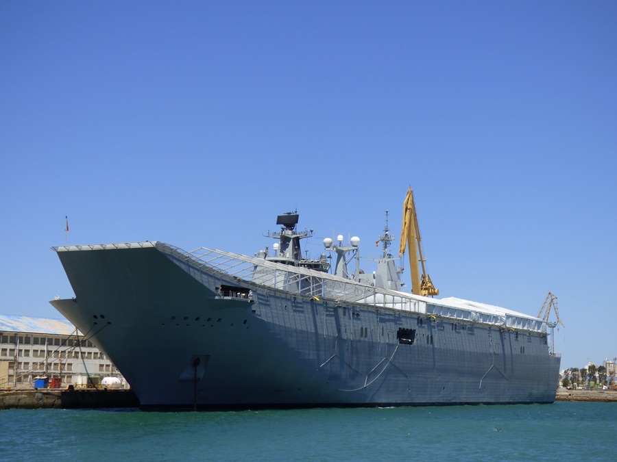 El portaviones español en el astillero de Cádiz para reparaciones. J.M.PAGADOR