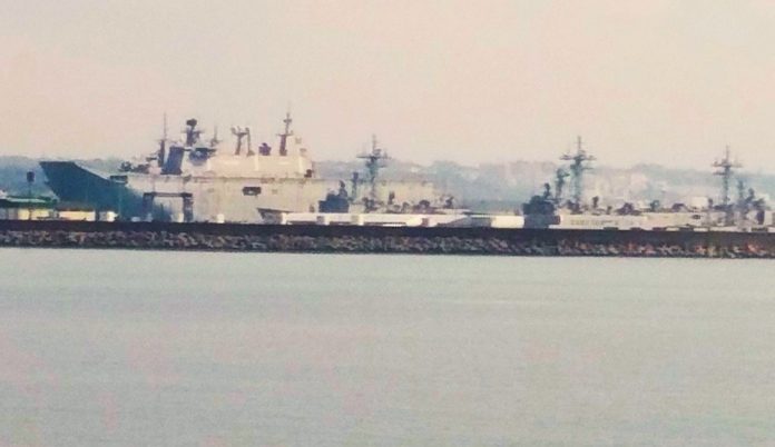 Muelle de la base naval de Rota, con el portaviones español y destructores norteamericanos. J.M.PAGADOR