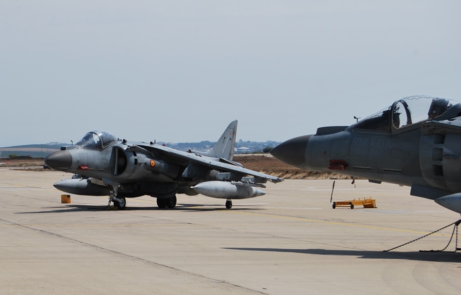 Obsoletos Harrier de la Armada en la base de Rota. J.M. PAGADOR