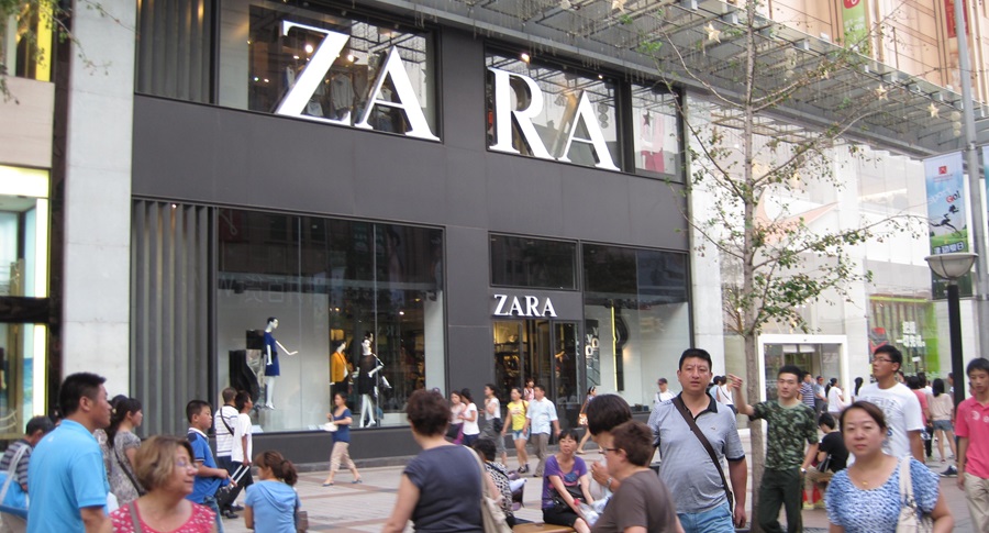 Tienda de Zara en Beijing. Las grandes multinacionales españolas tienen una amplia presencia en China. J.M. PAGADOR