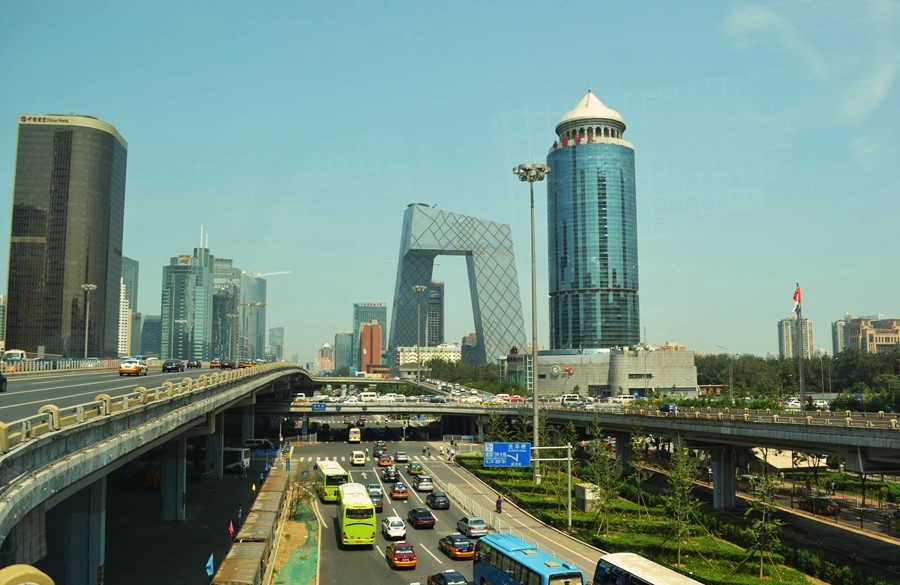 Una de las abigarradas avenidas de Beijing, con el curioso edificio de la sede de la TV estatal. J.M. PAGADOR