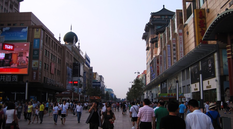 Una de las numerosas calles comerciales de Beijing, tan parecidas a las occidentales. J.M. PAGADOR