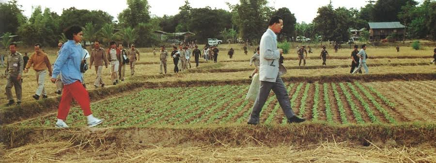 El rey Bhumibol, revisando un proyecto agrícola en Tailandia en 1974.