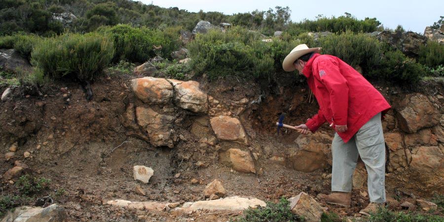 Examen de un perfil de suelo. A. Jordán-Imaggeo.