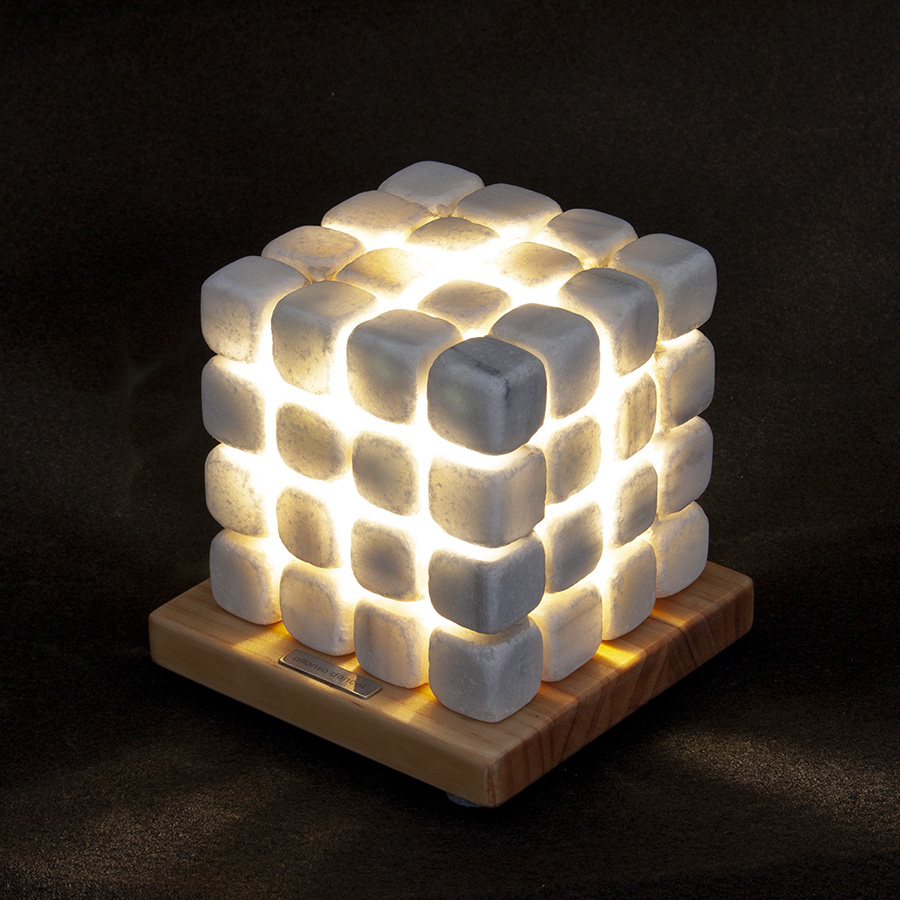 QB - 16 x 16 x h16 cm - escultura con luz - cubos de mármol y led