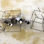 SKYLINE IV – 160 x 45 x 40 cm – acero inox y tensores – 40 cubos