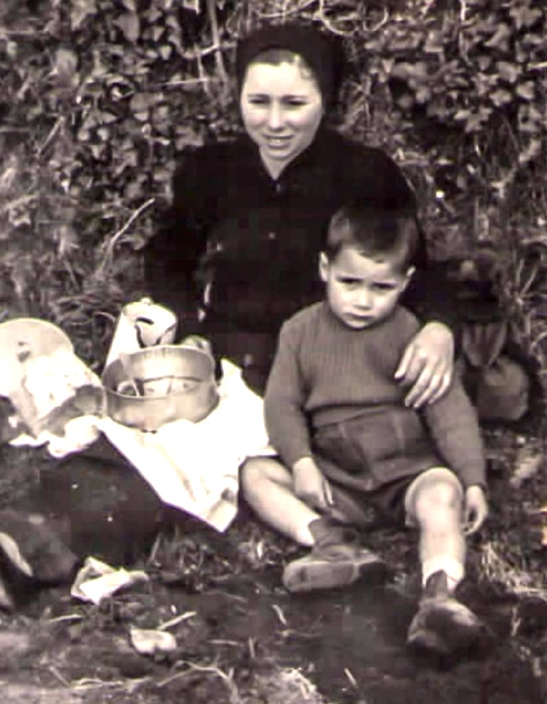 Manuel Suárez, con su madre, el año que le atacó la loba.