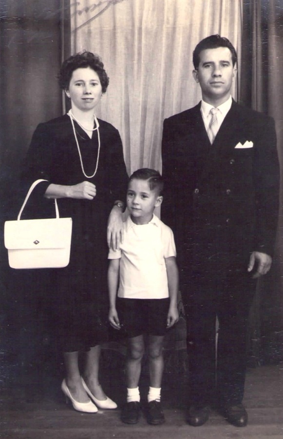 Manuel, con sus padres, ya en Montevideo.