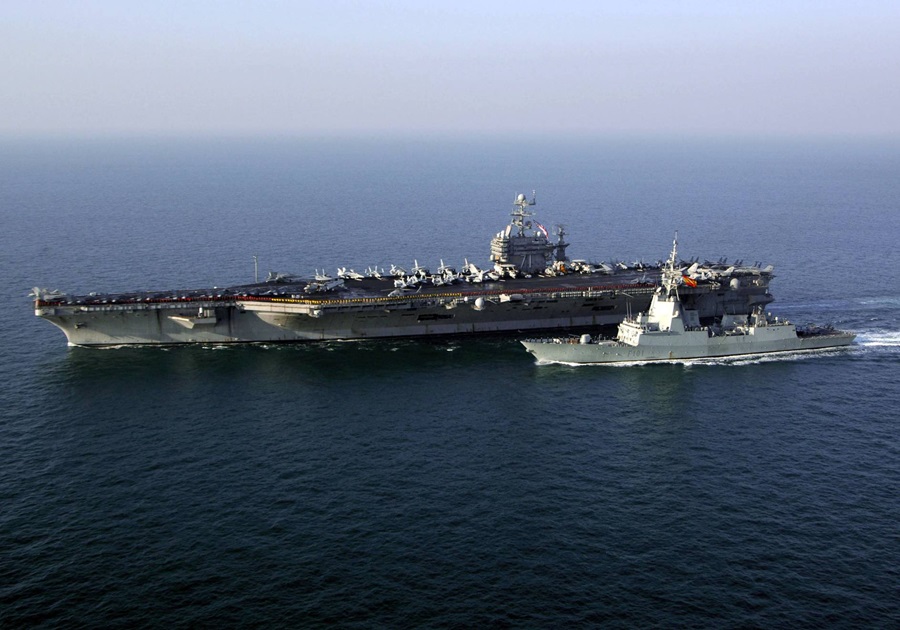 La fragata Victoria escoltando a un portaviones USA en el Golfo Pérsico. ARCHIVO PROPRONews
