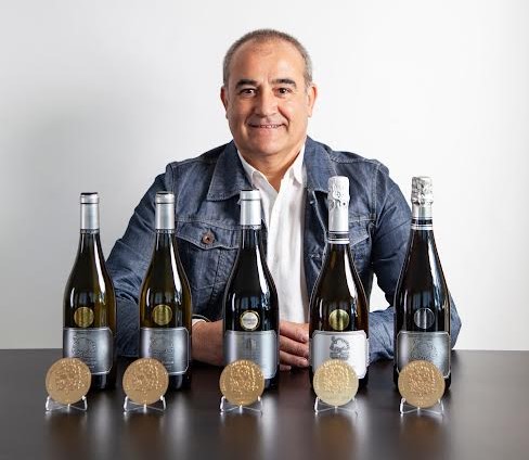 El empresario, con algunos de los innumerables premios que merecen sus vinos.