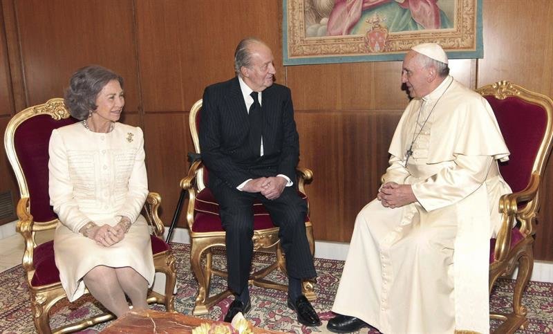 Este Papa no ha correspondido jamás a las visitas de Juan Carlos y Sofía. RTVE