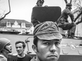 Salgueiro Maia, héroe de la Revolución de los Claveles, en la mañana del 25 de abril de 1974.