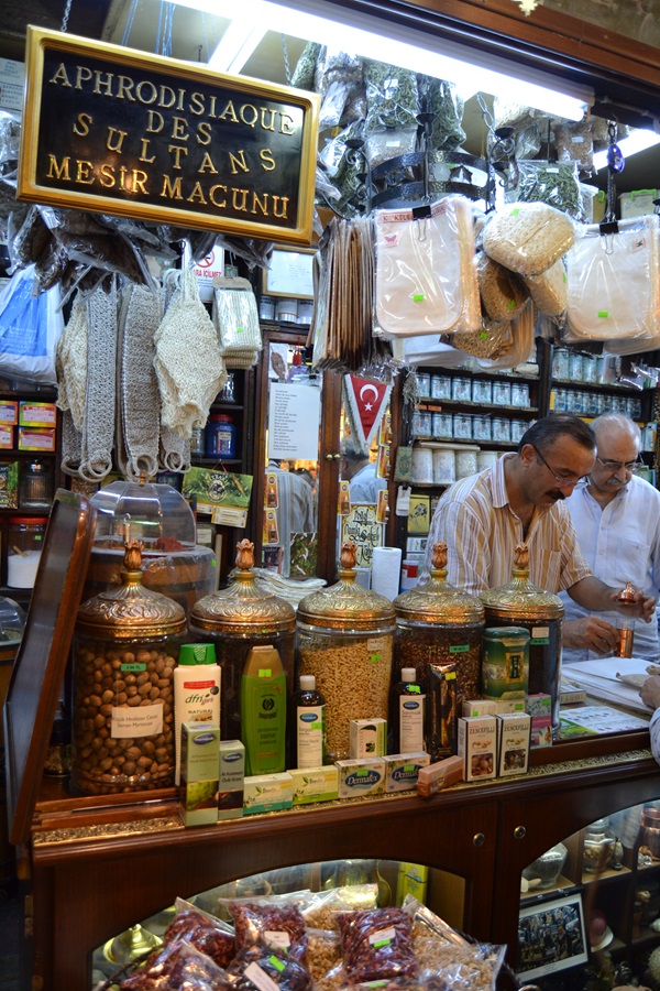 Tienda de afrodisíacos del Bazar de las Especias, siempre exitosa y con numerosa clientela. J.M. PAGADOR