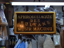 Tienda de afrodisíacos en el Bazar de las Especias de Estambul. J.M. PAGADOR