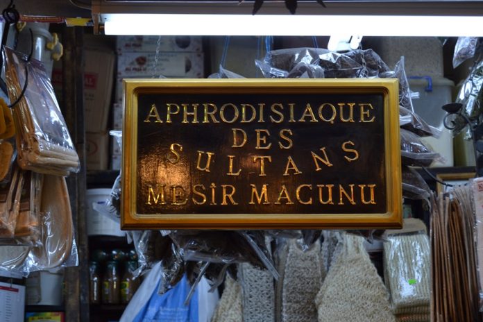 Tienda de afrodisíacos en el Bazar de las Especias de Estambul. J.M. PAGADOR