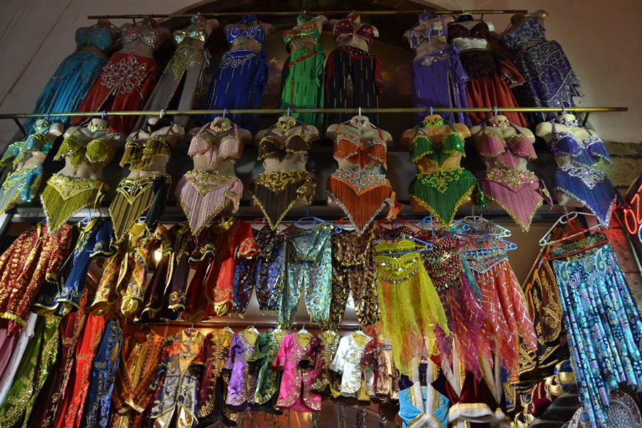 Tienda de complementos picantes para mujeres en el Gran Bazar de Estambul. J.M. PAGADOR