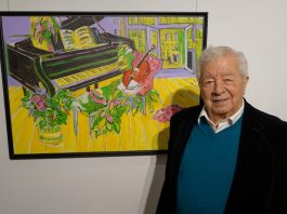 El artista en su exposición. J.M. PAGADOR