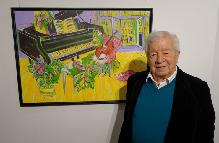 El artista en su exposición. J.M. PAGADOR