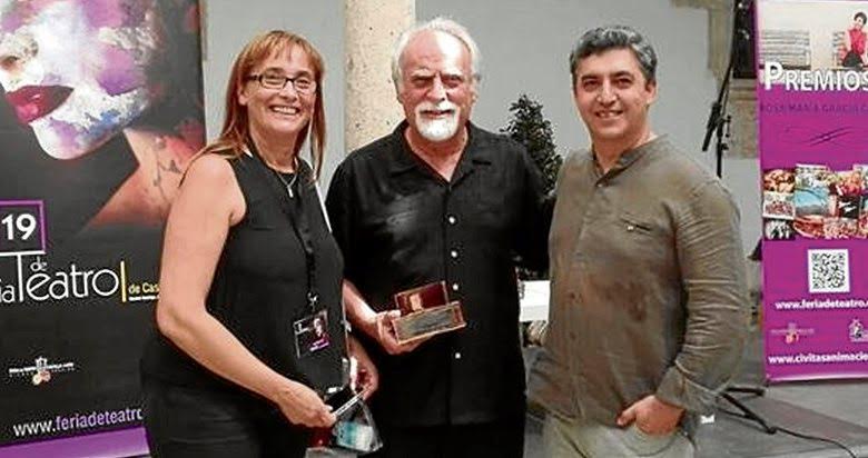 Villafaina, recibiendo un premio a su trayectoria teatral en la Feria Internacional de Teatro de Castilla y León.