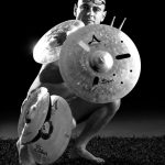 Blas Fernández, baterista, convertido por el fotógrafo en un gladiador o en un… armadillo. JUAN TORRE