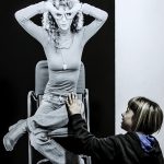 Carmen París, una de las artistas más innovadoras y premiadas, suscita la curiosidad táctil de una niña. JUAN TORRE