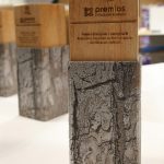 Uno de los diversos trofeos-esculturas que diseña el artista para diferentes instituciones. JUAN TORRE.